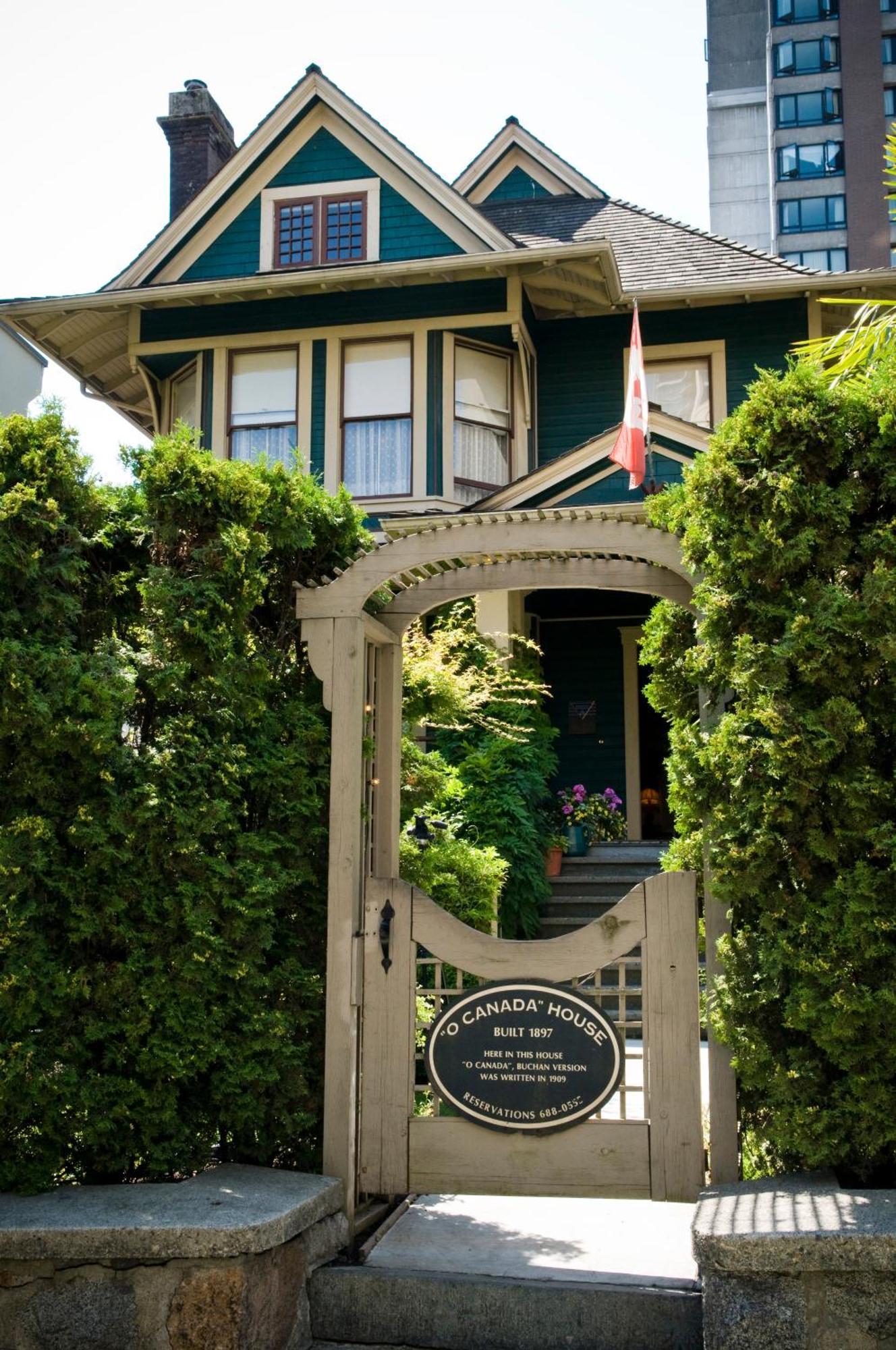 O CANADA HOUSE BED & BREAKFAST | ⋆⋆⋆⋆ | VANCOUVER, CANADA | SEASON DEALS  FROM $143